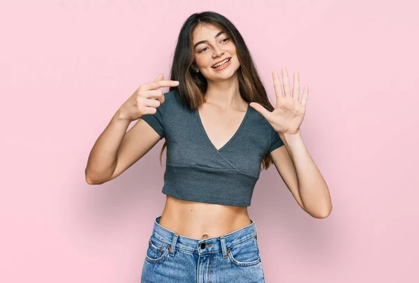 Junge Schöne Teenie Mädchen Tragen Lässige Crop Top Shirt Zeigt — Stockfoto