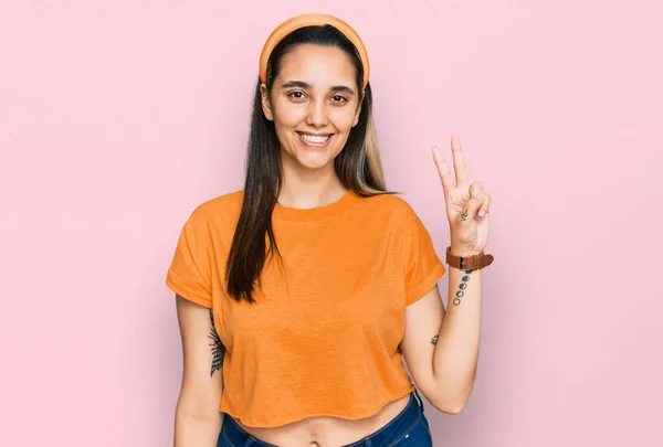 Mujer Hispana Joven Vestida Con Ropa Casual Mostrando Señalando Con — Foto de Stock