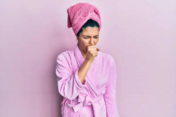 수건을 목욕하는 여성은 감기나 기관지염의 증상으로 불편하고 기침을 — 스톡 사진