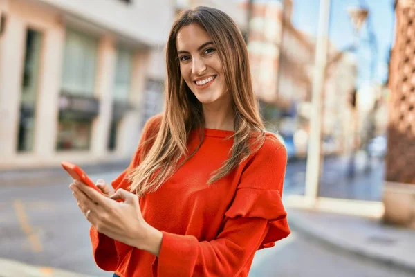 Jovem Hispânica Sorrindo Feliz Usando Smartphone Cidade — Fotografia de Stock