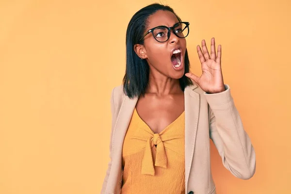 Junge Afrikanisch Amerikanische Frau Businesskleidung Schreit Und Schreit Laut Mit — Stockfoto