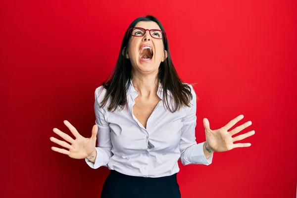 Junge Hispanische Frau Mit Businesshemd Und Brille Verrückt Und Verrückt — Stockfoto