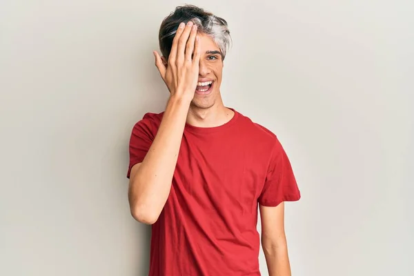 Jonge Spaanse Man Draagt Casual Kleding Die Een Oog Bedekt — Stockfoto