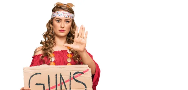 Young Blonde Girl Wearing Hippie Style Holding Guns Warning Banner — Stock Photo, Image