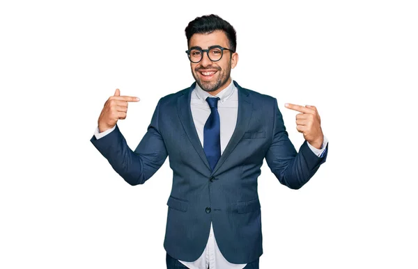 Hombre Hispano Con Barba Vistiendo Traje Negocios Corbata Mirando Confiado — Foto de Stock