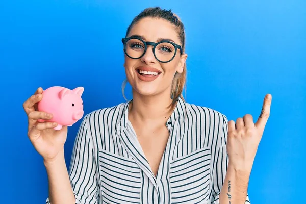 Jonge Blanke Vrouw Draagt Zakelijke Kleding Met Spaarvarken Bank Glimlachen — Stockfoto
