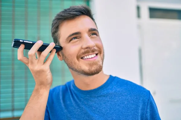 Jeune Homme Caucasien Souriant Heureux Écoute Message Audio Utilisant Smartphone — Photo