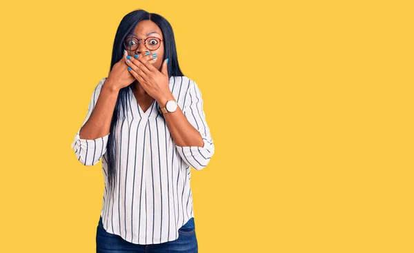 Giovane Donna Afroamericana Indossando Abiti Casual Occhiali Scioccato Coprendo Bocca — Foto Stock