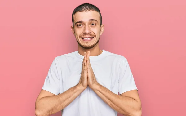 Hispanic Ung Man Bär Casual Vit Skjorta Med Händerna Tillsammans — Stockfoto