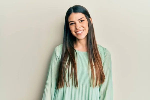 Jonge Spaanse Vrouw Casual Kleding Met Een Vrolijke Coole Glimlach — Stockfoto