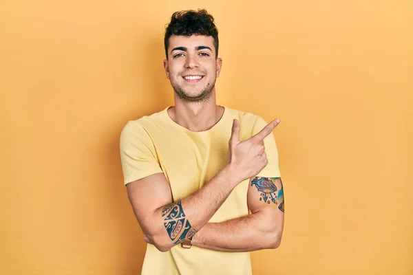 Young Hispanic Man Wearing Casual Shirt Smiling Cheerful Pointing Hand — ストック写真