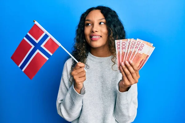 Young Latin Woman Holding Norway Flag Norwegian Krone Banknotes Smiling — Stock fotografie
