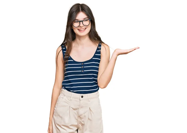 Young Beautiful Caucasian Girl Wearing Casual Clothes Glasses Smiling Cheerful — Stock fotografie