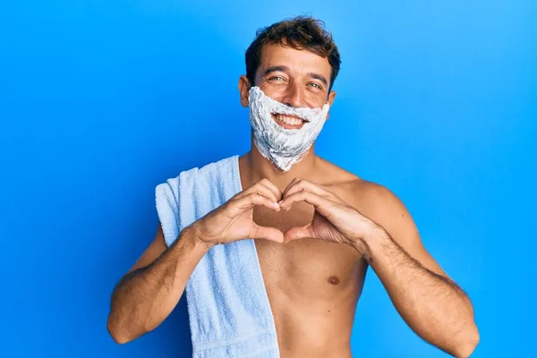 Hombre Guapo Salvando Barba Con Espuma Afeitada Sobre Cara Sonriendo — Foto de Stock