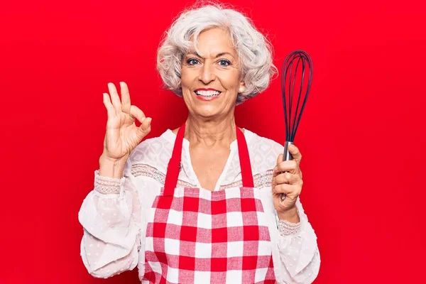 Starší Šedovlasá Žena Zástěře Držící Whisk Dělá Znamení Prsty Usmívající — Stock fotografie
