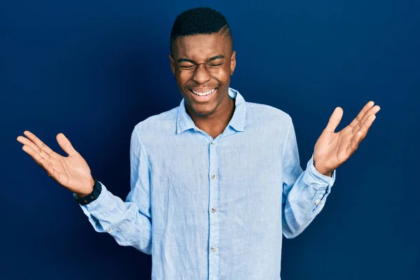 Jovem Afro Americano Vestindo Roupas Casuais Celebrando Loucos Loucos Pelo — Fotografia de Stock