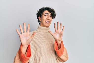 Hispanik genç adam, günlük kışlık süveter giyiyor. Korkudan ödü patlıyor ve korkuyor. El hareketlerini bırak, şok içinde bağır. panik konsepti. 