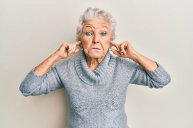 Yaşlı, kır saçlı, kulakları parmakları olmayan, kafası karışık bir kadın. şüphe kavramı. 