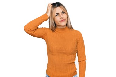 Gündelik kıyafetler giyen genç beyaz kadın soru sorup kafasını karıştırıyor. Şüpheyle kararsız, kafa kafaya düşünerek. Düşünceli kavram. 