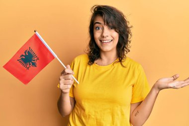 İspanya bayrağını tutan genç İspanyol kadın başarıyı mutlu bir gülümsemeyle ve kazanan yüz ifadesiyle kutluyor. 