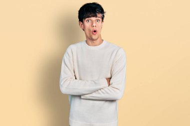 Yakışıklı hippi genç adam sıradan bir kazak giyiyor. Şaşırtıcı bir ifade, korku ve heyecan dolu bir yüz ifadesi var.. 