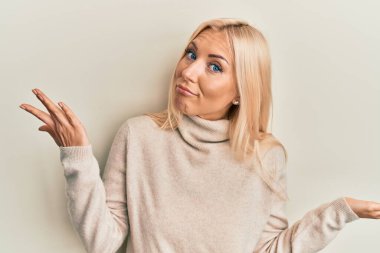 Sıradan bir balıkçı yaka kazak giyen genç sarışın kadın hiçbir şeyden habersiz ve kolları açık, hiçbir fikrim yok ve şüpheli bir yüzüm var.. 