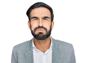 İş kıyafetleri giymiş, komik yüzlü, yanak şişiren genç bir İspanyol. Havayla şişmiş ağız, çılgın bir ifade.. 