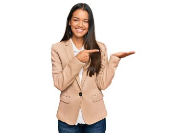 İş ceketi giyen güzel İspanyol kadın kameraya hayret ediyor ve gülümsüyor.. 