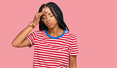 Güzel İspanyol kadın gündelik kıyafetler giyiyor. Endişeli ve stresli. Alnındaki sorun yüzünden gergin ve bunalımda. 