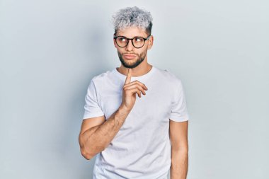 Modern boyalı saçlı, beyaz tişörtlü ve gözlüklü genç İspanyol adam şüphe üzerine yoğunlaşmıştı. 