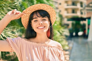 Yaz tarzı giyinmiş genç İspanyol turist kız parkta yürüyor..