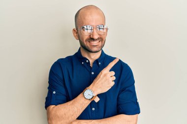 Gündelik kıyafetler ve gözlük takan genç İspanyol adam gülümsüyor. 