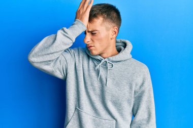 Gündelik eşofman giyen genç beyaz bir adam hata yaptığı için şaşırdı. Hatayı hatırla. Unuttum, kötü hafıza kavramı. 