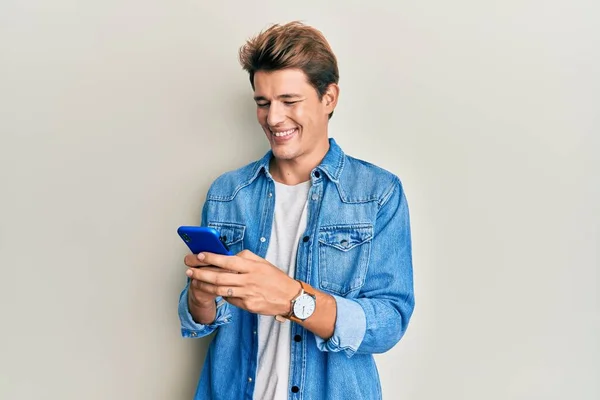 Handsome Caucasian Man Using Smartphone Smiling Happy Cool Smile Face — Fotografia de Stock