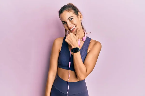 Joven Hermosa Mujer Con Ropa Gimnasio Uso Auriculares Que Miran — Foto de Stock