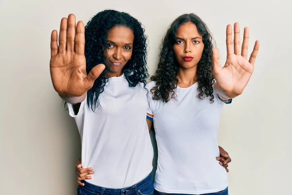 Afro Amerikaanse Moeder Dochter Dragen Casual Witte Tshirt Met Open — Stockfoto