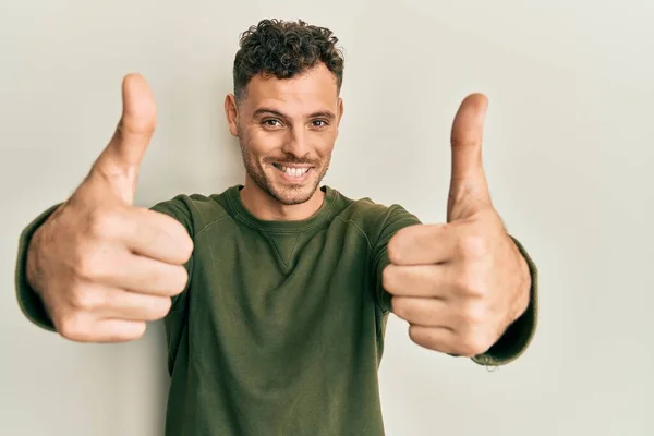 Joven Hombre Hispano Usando Ropa Casual Aprobando Hacer Gesto Positivo —  Fotos de Stock