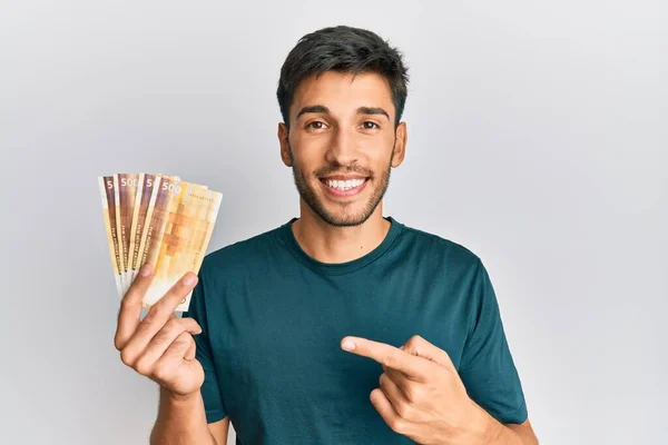 Joven Hombre Guapo Sosteniendo Billetes 500 Coronas Noruegas Sonriendo Feliz —  Fotos de Stock