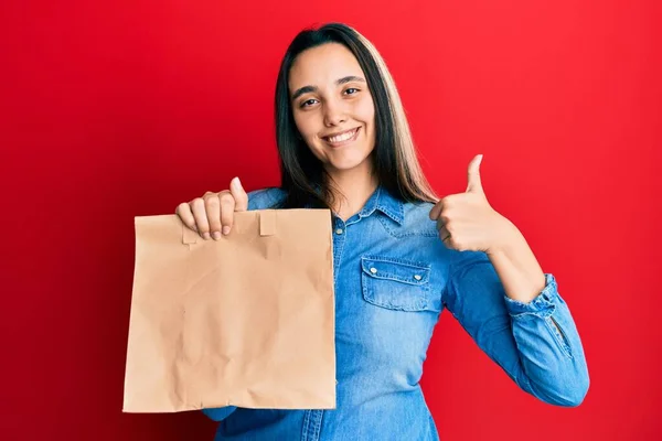 Jonge Spaanse Vrouw Houdt Take Away Papieren Zak Glimlachen Blij — Stockfoto