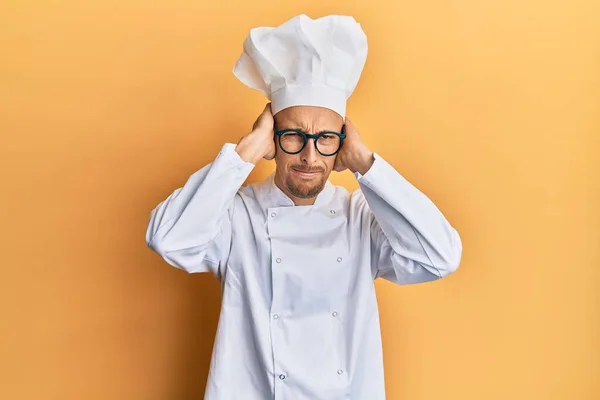 Лисий Чоловік Бородою Носить Професійну Кулінарну Форму Страждає Від Головного — стокове фото