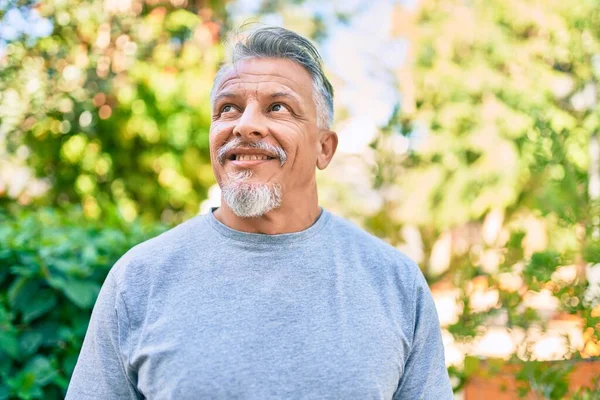 Medioevo Ispanico Uomo Dai Capelli Grigi Sorridente Felice Piedi Parco — Foto Stock