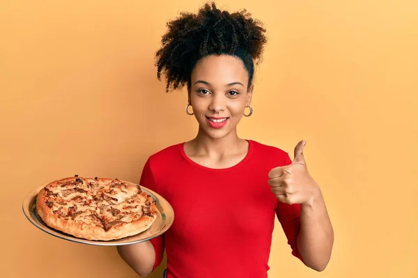 Junge Afrikanisch Amerikanische Mädchen Hält Italienische Pizza Lächelnd Glücklich Und — Stockfoto