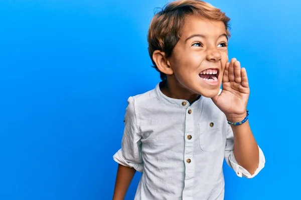 Adorable Niño Latino Con Ropa Casual Gritando Gritando Fuerte Lado — Foto de Stock