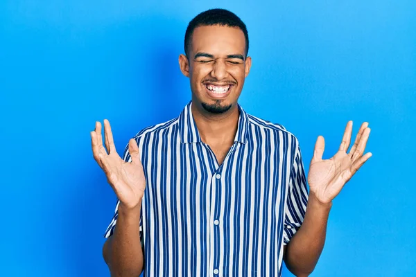 Giovane Uomo Afroamericano Indossa Abiti Casual Che Celebrano Pazzo Pazzo — Foto Stock