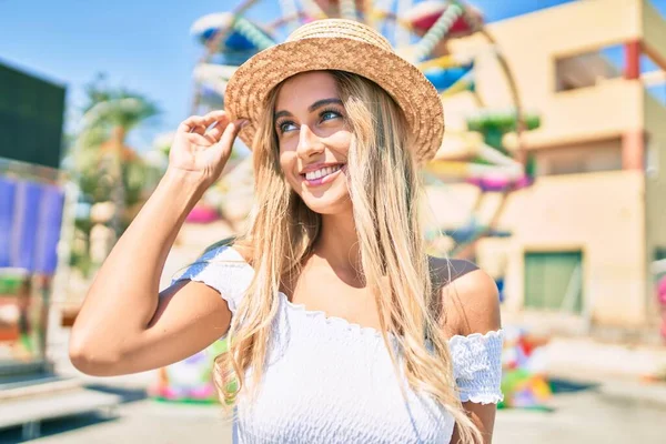 Junge Blonde Touristin Lächelt Glücklich Und Schaut Auf Jahrmarkt Zur — Stockfoto