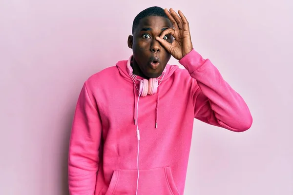 Ung Afrikansk Amerikansk Man Bär Gym Kläder Och Använder Hörlurar — Stockfoto