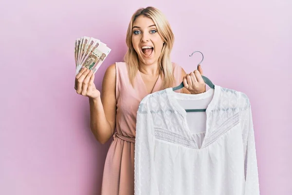 Jovem Caucasiana Segurando Cabide Com Shirt Rublo Russo Notas Celebrando — Fotografia de Stock