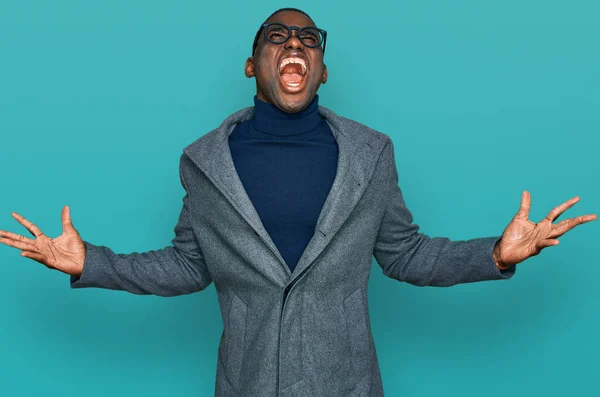 ビジネス服や眼鏡を身に着けている若いアフリカ系アメリカ人の男性は 狂気と怒りの叫びと積極的な表現と腕を上げて叫んでいる フラストレーションコンセプト — ストック写真
