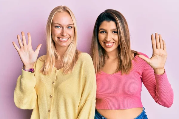 Twee Vrienden Staan Samen Roze Achtergrond Tonen Wijzen Omhoog Met — Stockfoto