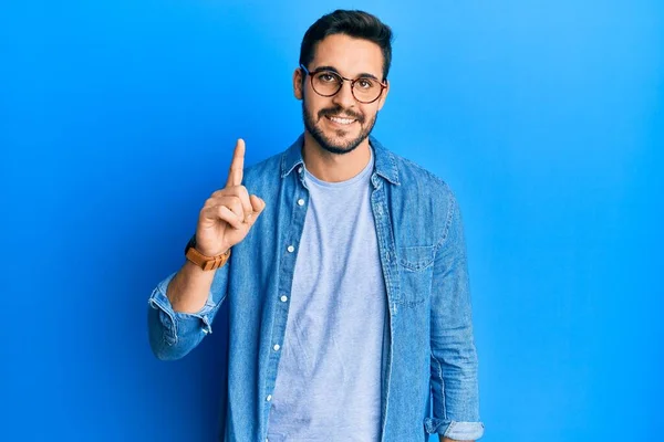 Jovem Hispânico Vestindo Roupas Casuais Óculos Sorrindo Com Uma Ideia — Fotografia de Stock